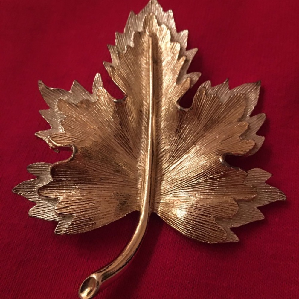 Sarah Coventry Maple Leaf Pin